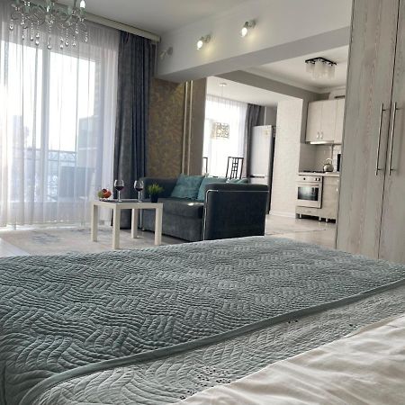 Apartment In The Heart Of The City 阿拉木图 外观 照片