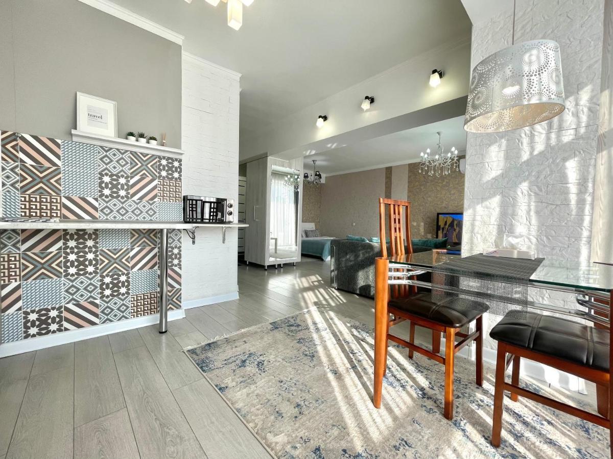 Apartment In The Heart Of The City 阿拉木图 外观 照片