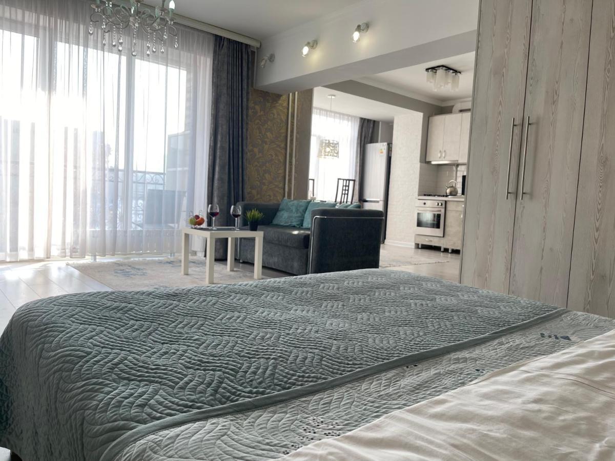 Apartment In The Heart Of The City 阿拉木图 外观 照片