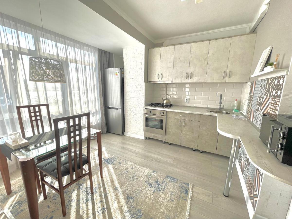 Apartment In The Heart Of The City 阿拉木图 外观 照片