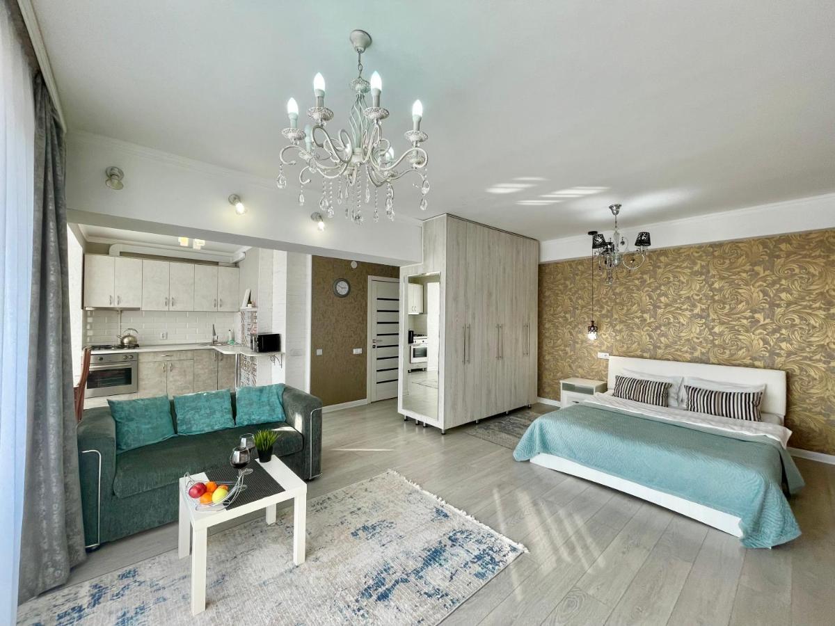Apartment In The Heart Of The City 阿拉木图 外观 照片