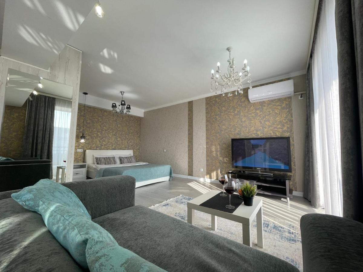 Apartment In The Heart Of The City 阿拉木图 外观 照片