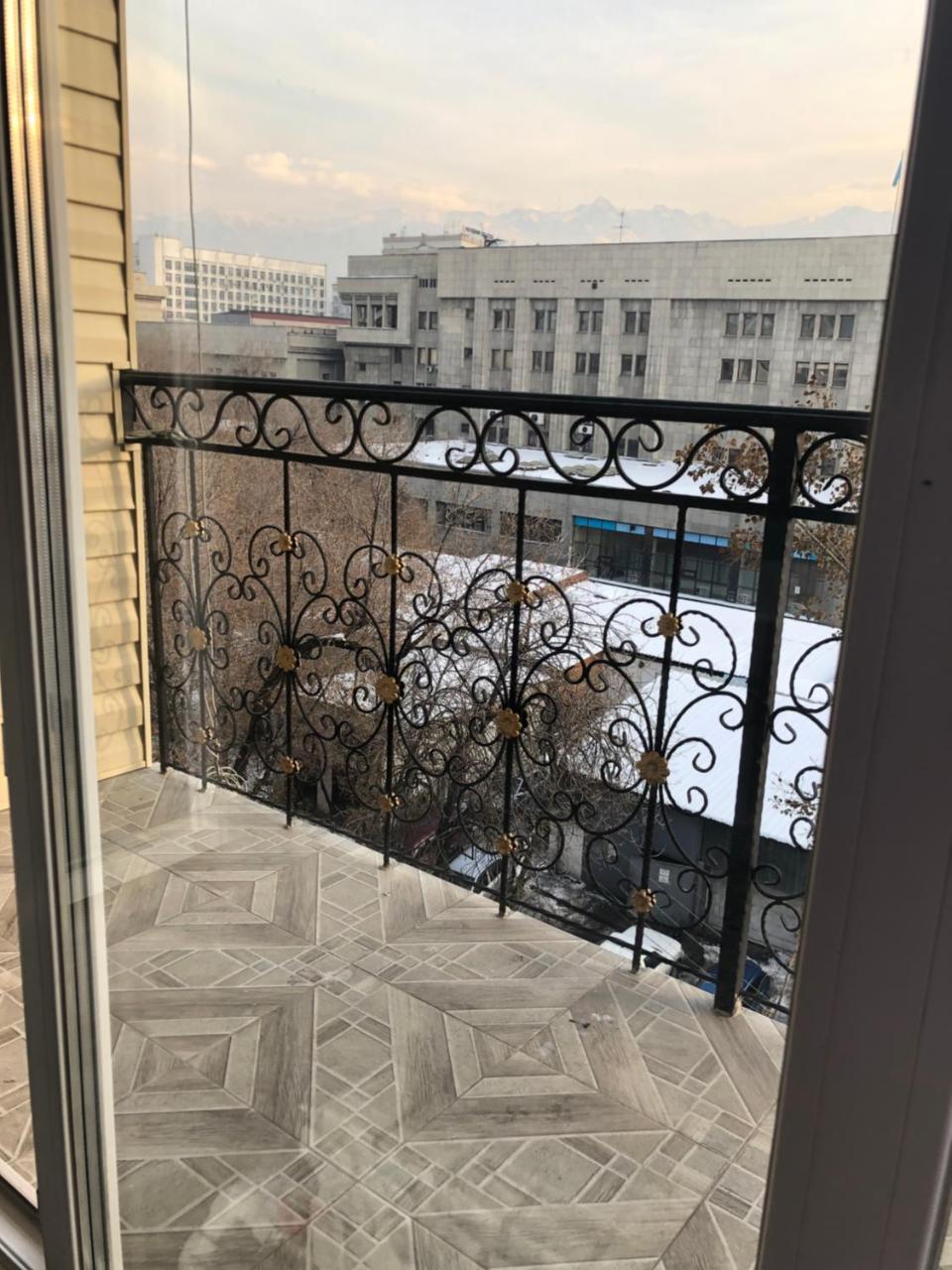 Apartment In The Heart Of The City 阿拉木图 外观 照片